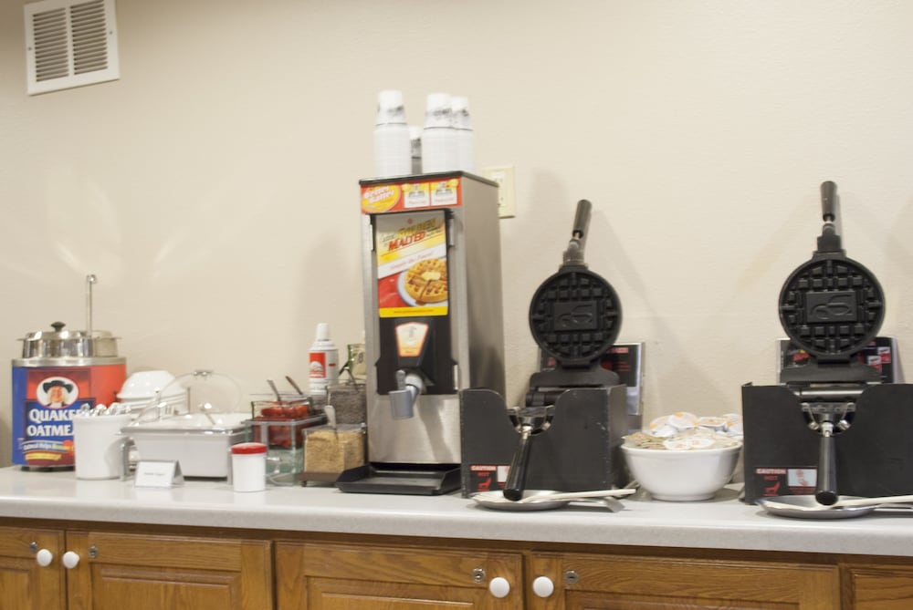Country Inn & Suites by Radisson, Cedar Falls near University 20/39