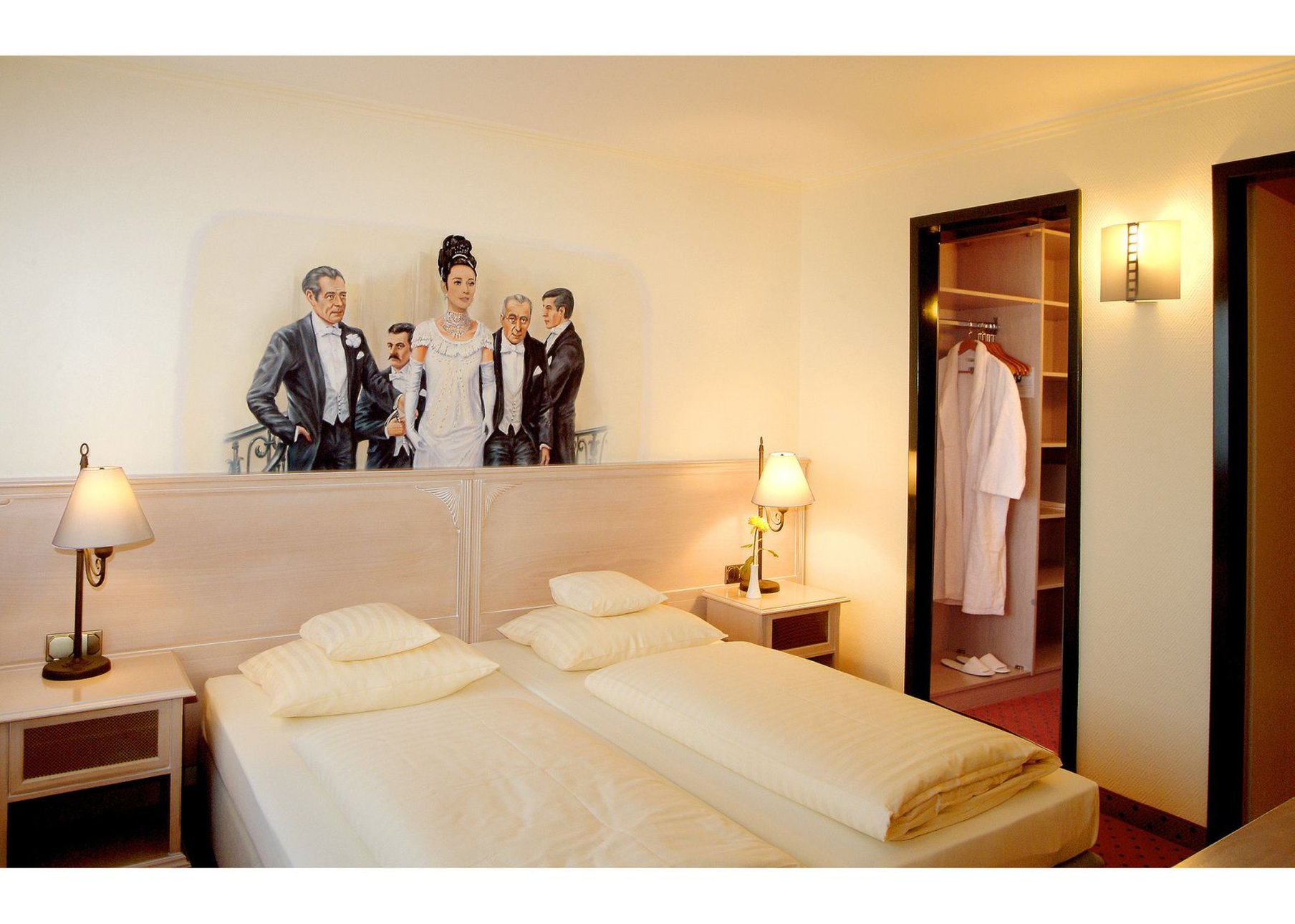 HOLLYWOOD MEDIA HOTEL 11/54
