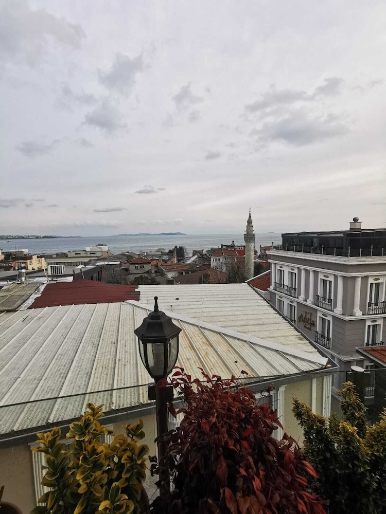 Agora Boutique Hotel & Bistro 38/50