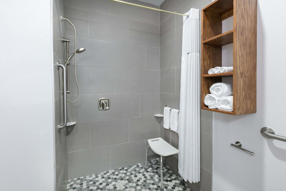 Days Inn & Suites by Wyndham Lubbock Medical Center 13/54