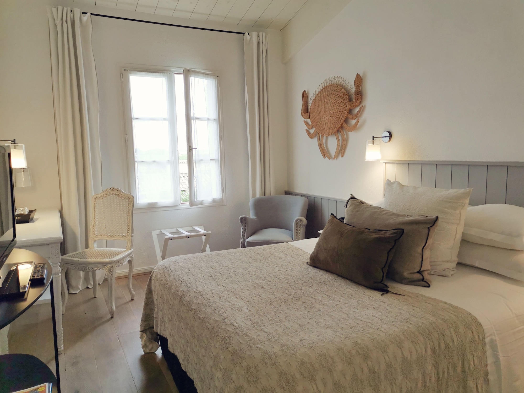 DELUXE, DOUBLE BED