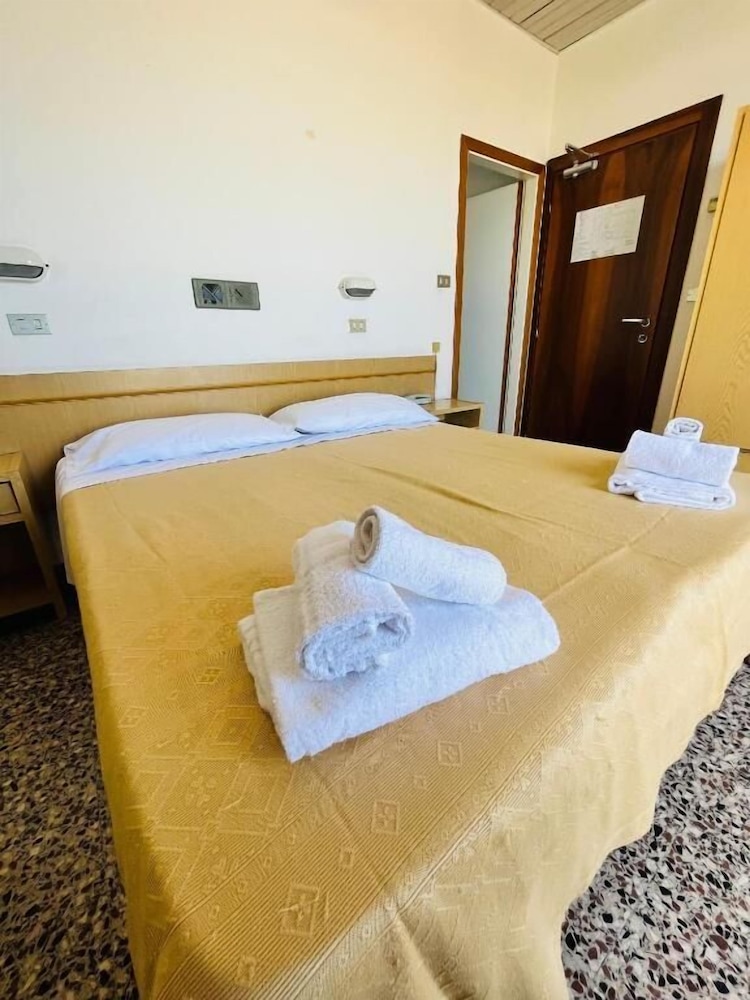 غرفة بسرير مزدوج بإطلالة على البحر بشرفة، Hotel Columbia Frontemare 3/8