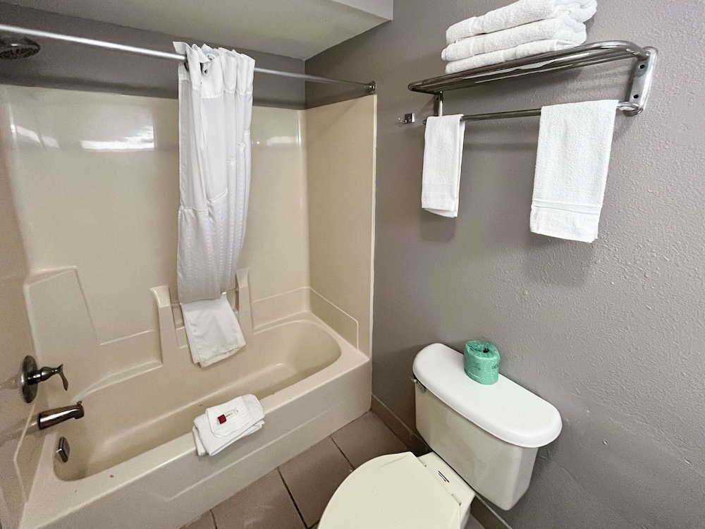 Studio6 Suites Elkhart, IN 37/40