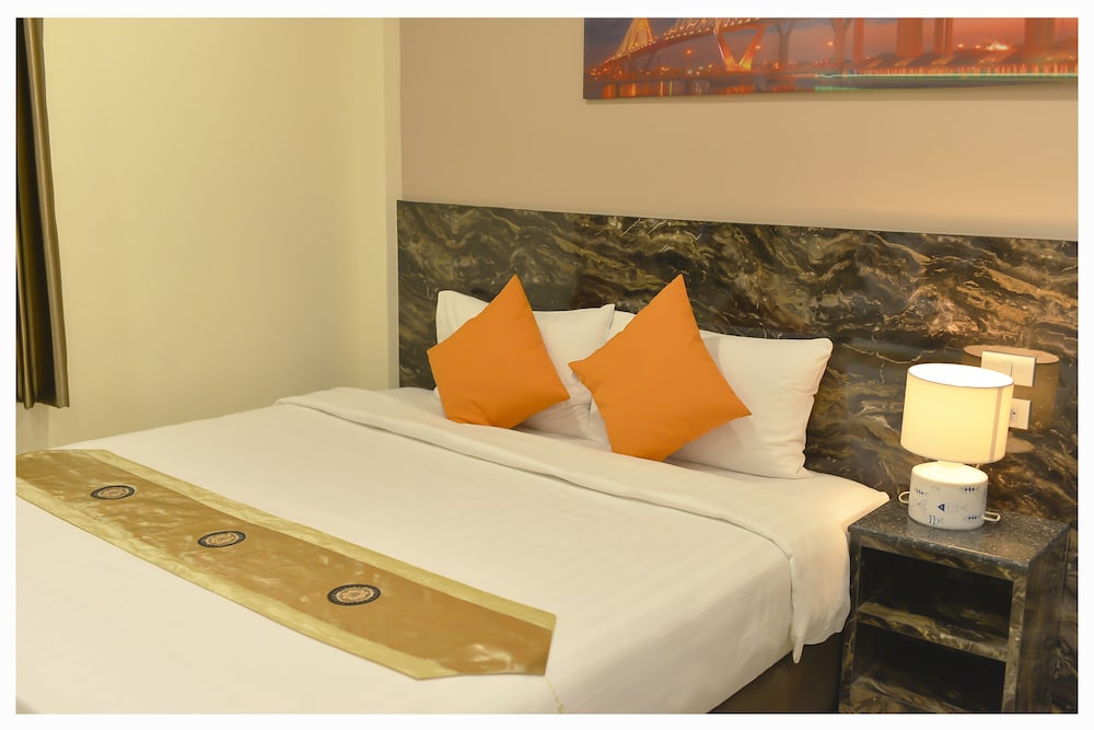 4M Pratunam Hotel 8/57