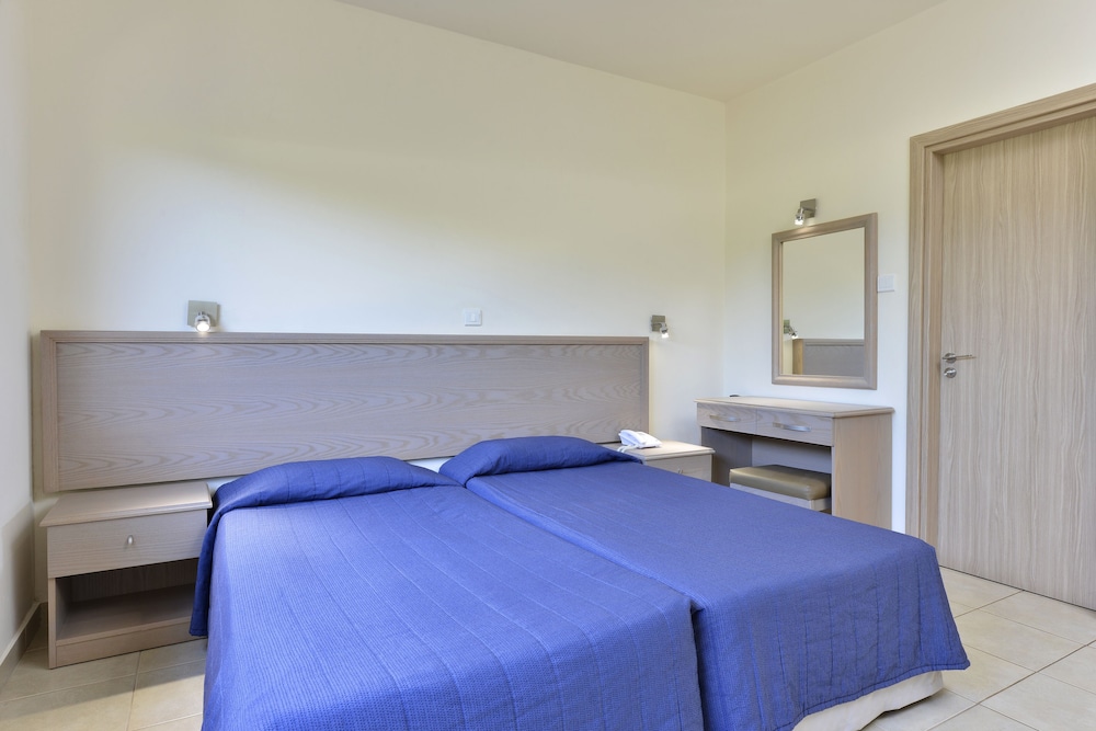 Makronisos Holiday Village 15/50