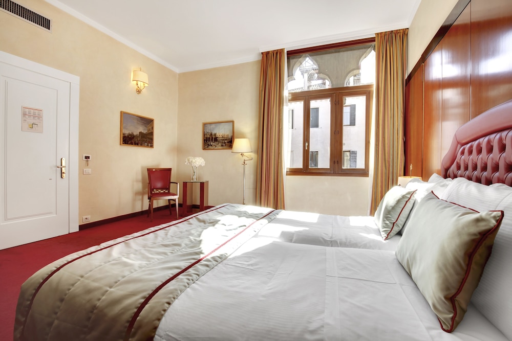 DELUXE, DOUBLE BED