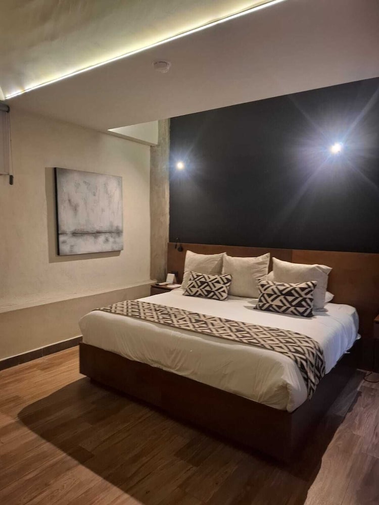 ROOM, KING BED