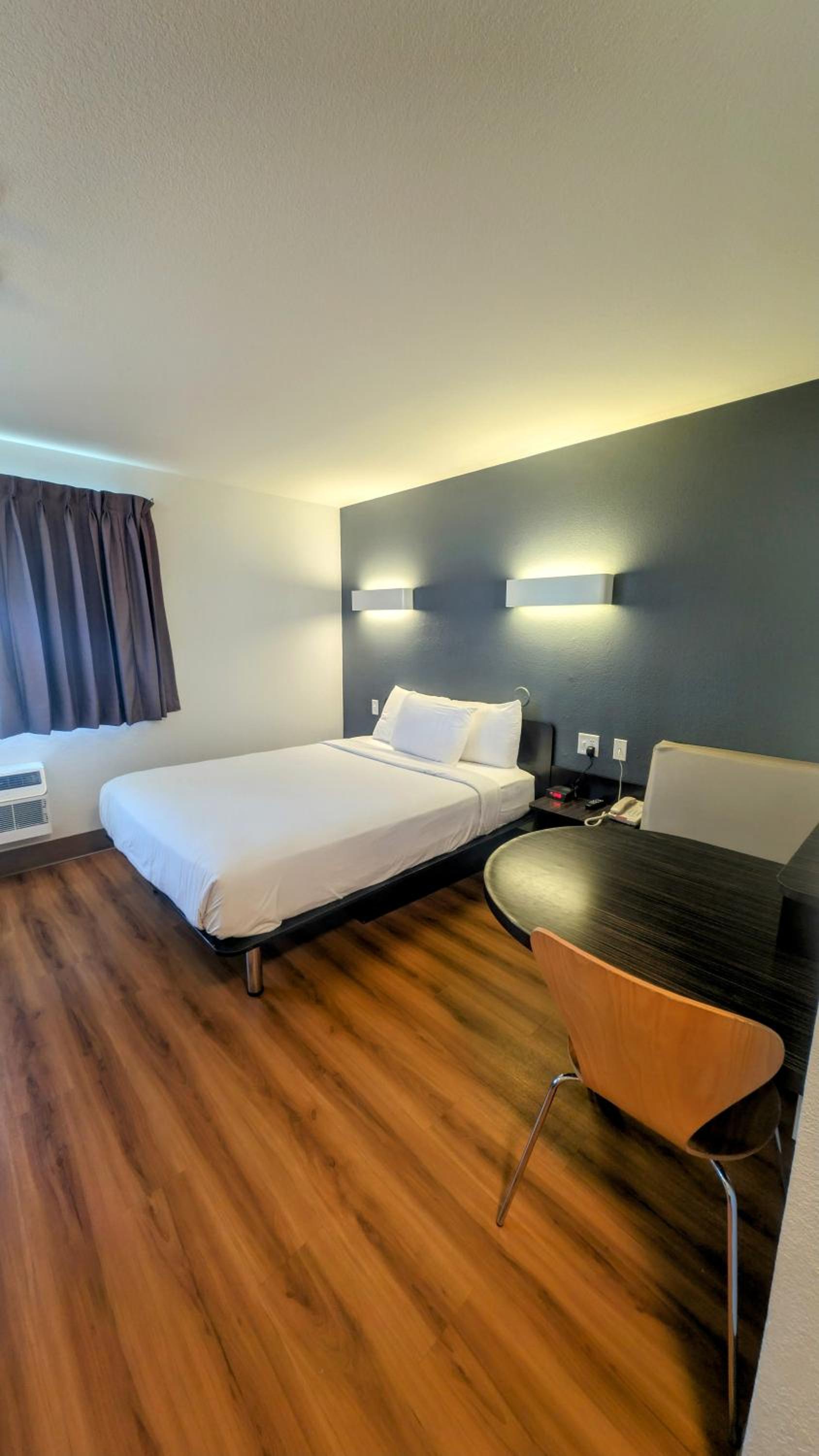 غرفة بسرير كوين يُسمح فيها بالحيوانات الأليفة، Econo Lodge Idaho Falls, ID 5/10