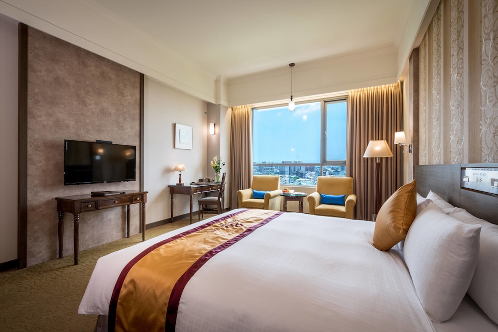 TOWER, DELUXE, QUEEN BED