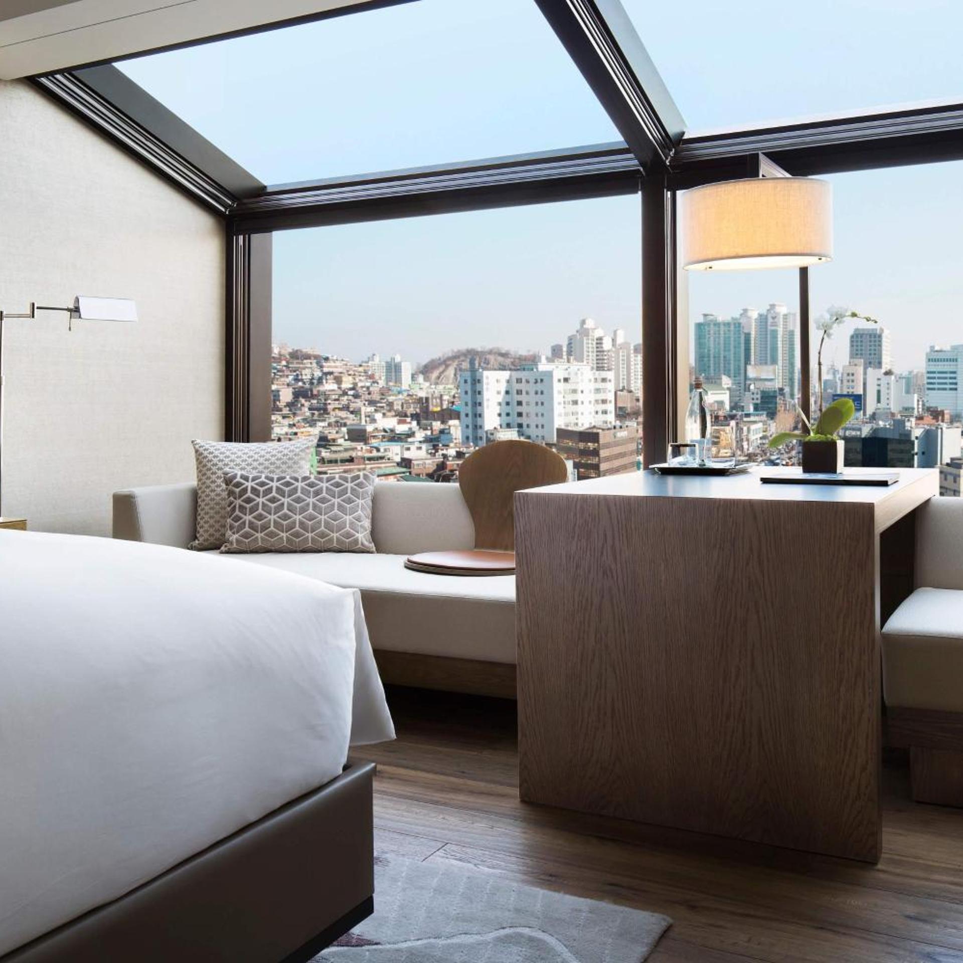 Guest Room, King Bed, Skyline View, Executive Lounge Access