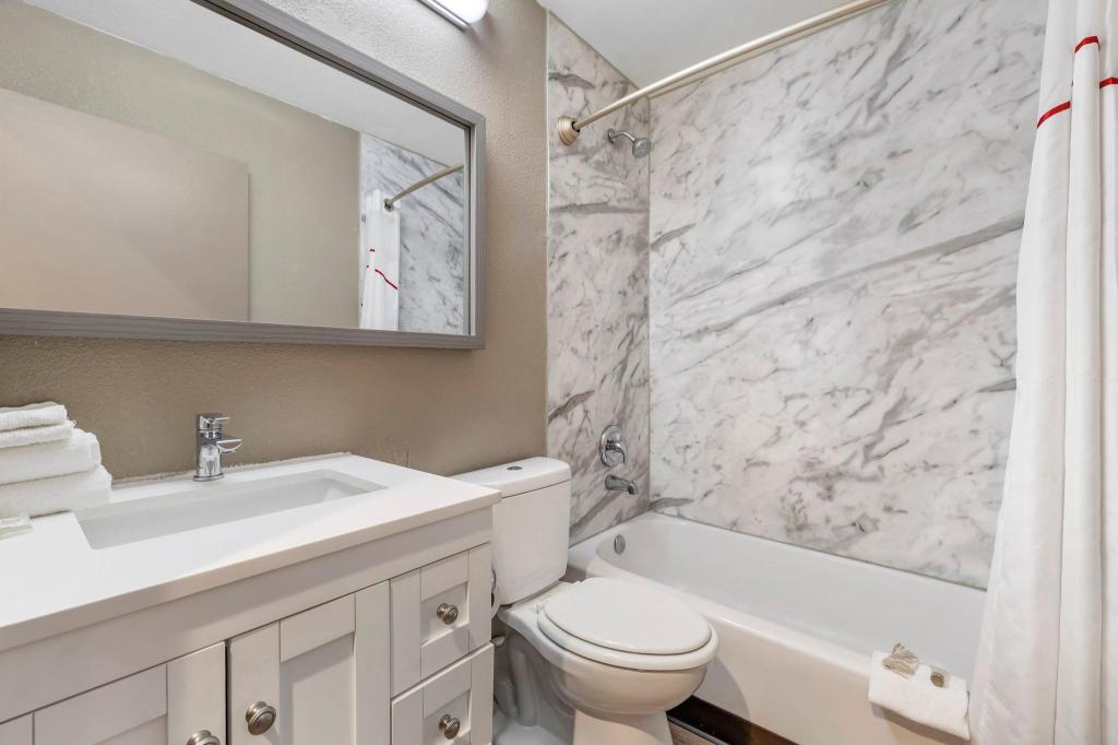 غرفة سوبيريور بسرير كينج بجاكوزي، Bridge Views Inn Stroudsburg 4/4