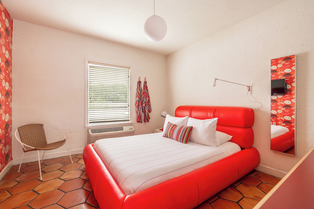 ROOM, QUEEN BED
