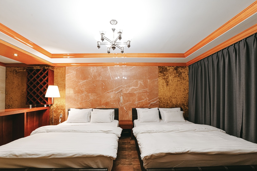 Hotel Gallery 11/50