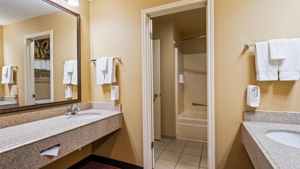 SureStay Plus by Best Western San Antonio Fiesta Inn 18/38