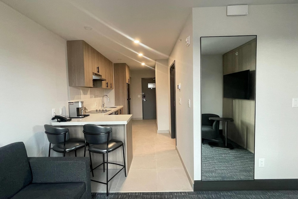 La Quinta Inn & Suites by Wyndham Kelowna BC 45/51