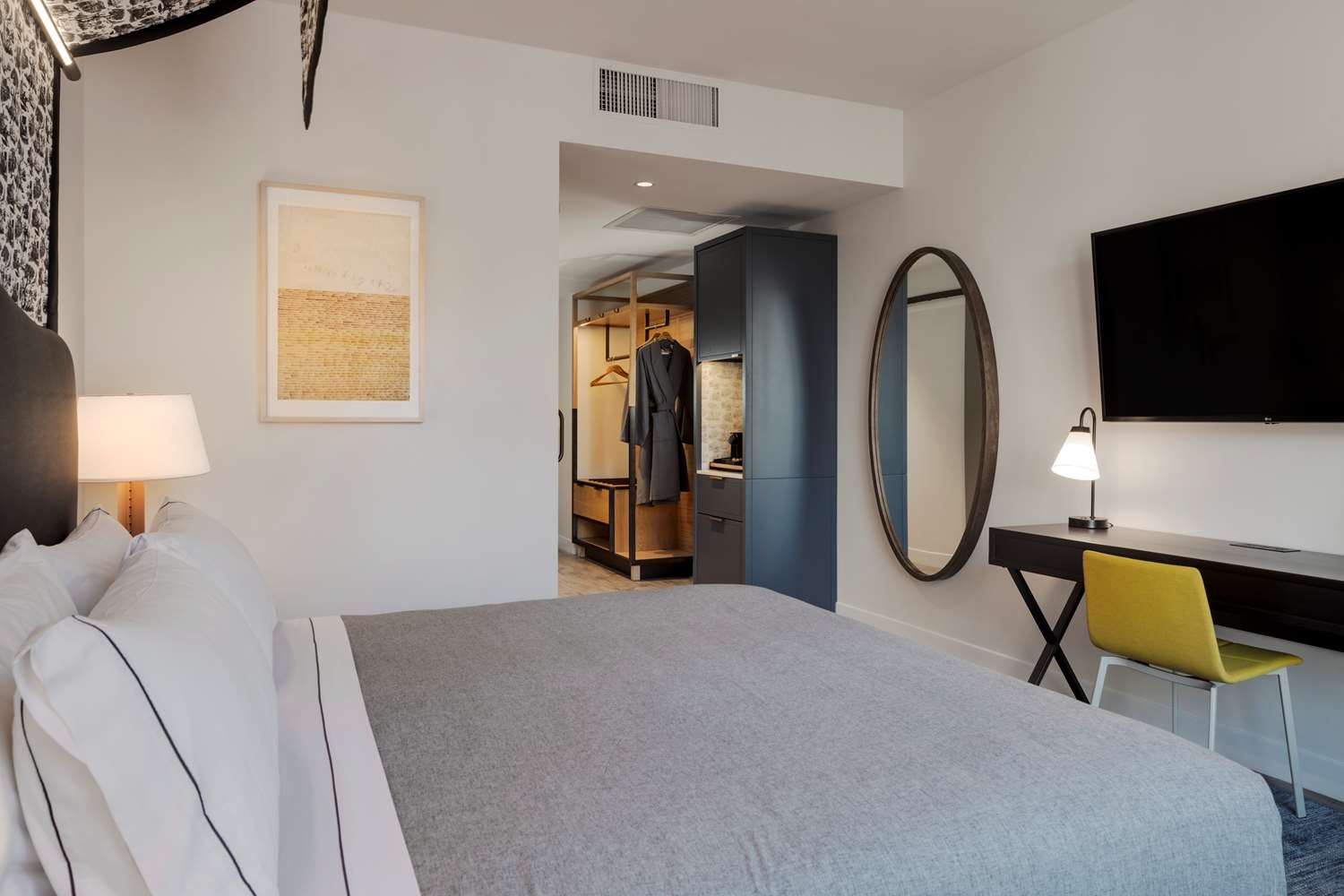 غرفة ركنية بسرير كينج بحوض استحمام لذوي الإعاقة، Canopy by Hilton Boston Downtown 3/4