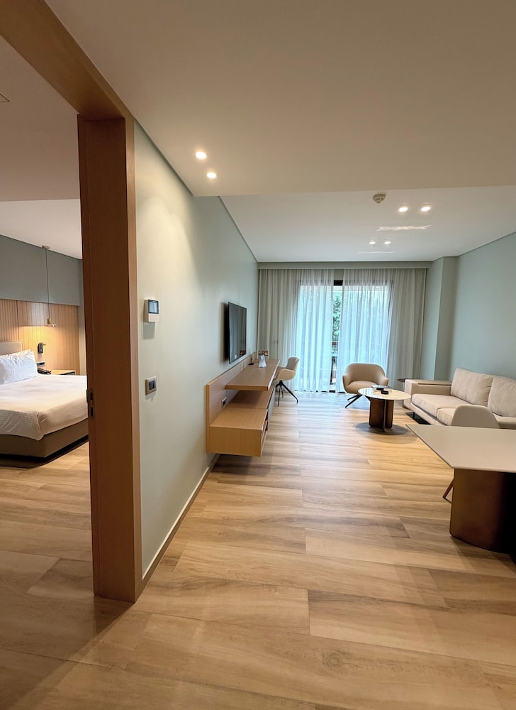 RENOVATED, BUSINESS, SUITE