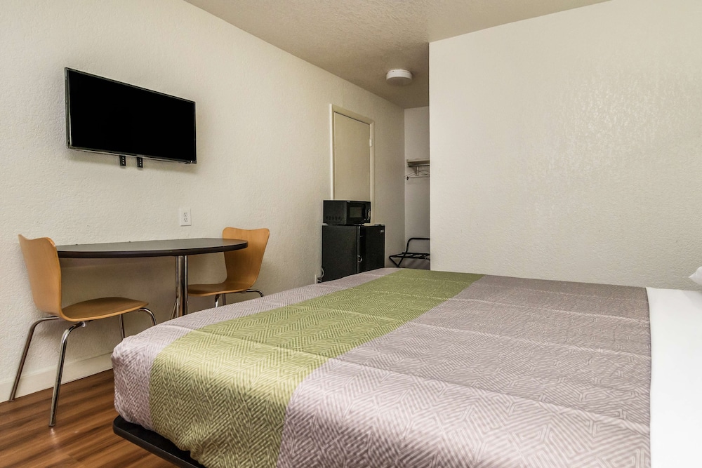 Motel6 Fort Worth, TX - North 25/33