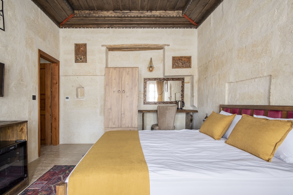 Uzay Cave Suites 10/50