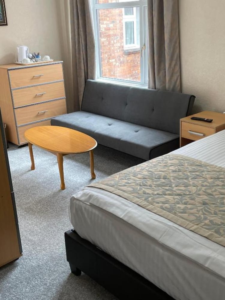 OYO Queens Hotel, Skegness 25/52