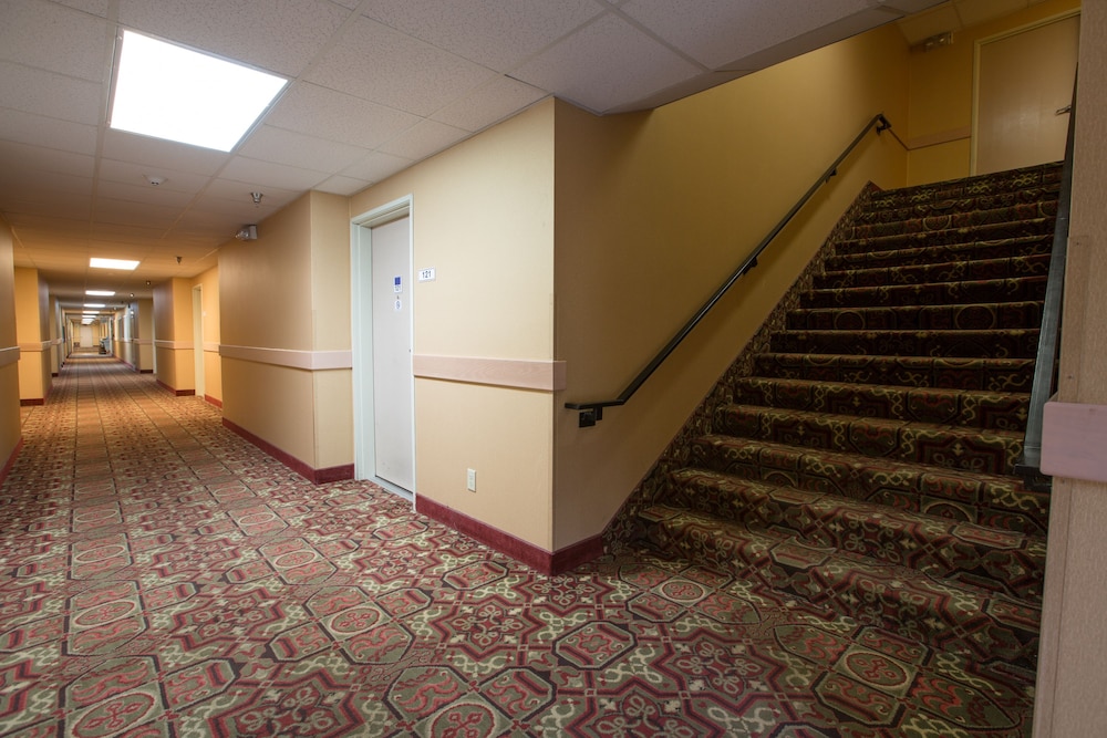 Bridgeway Inn & Suites Sublimity 2/41