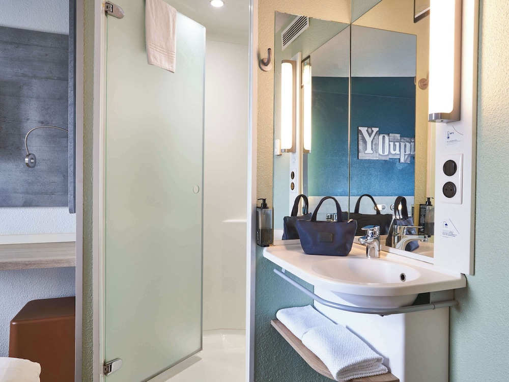 غرفة بسرير مزدوج وسرير بطابقين، Ibis Budget Bordeaux Centre Gare Saint Jean 5/9