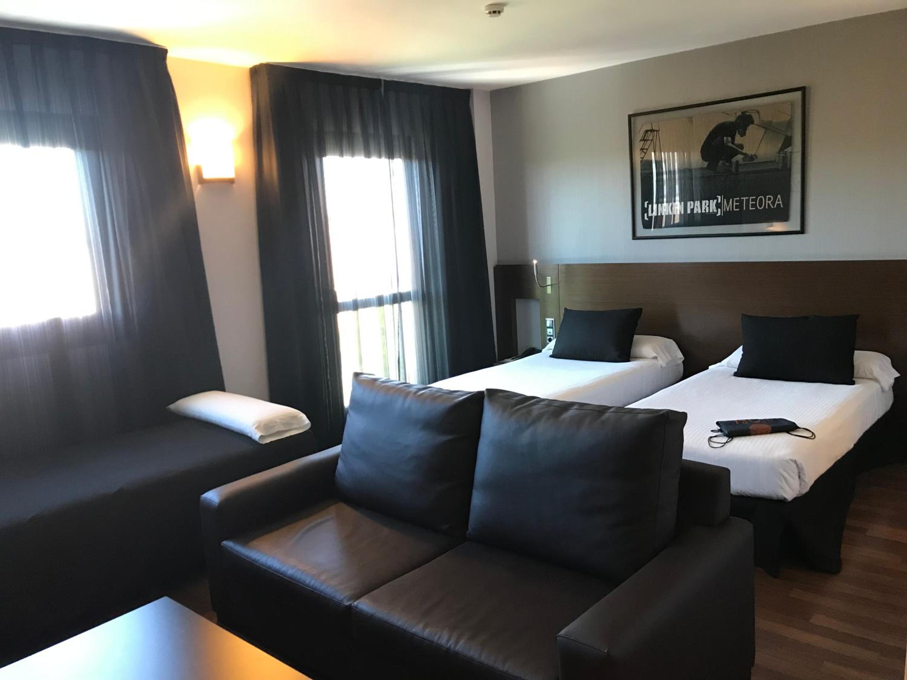 Room, Triple, 3 Beds, Bathtub