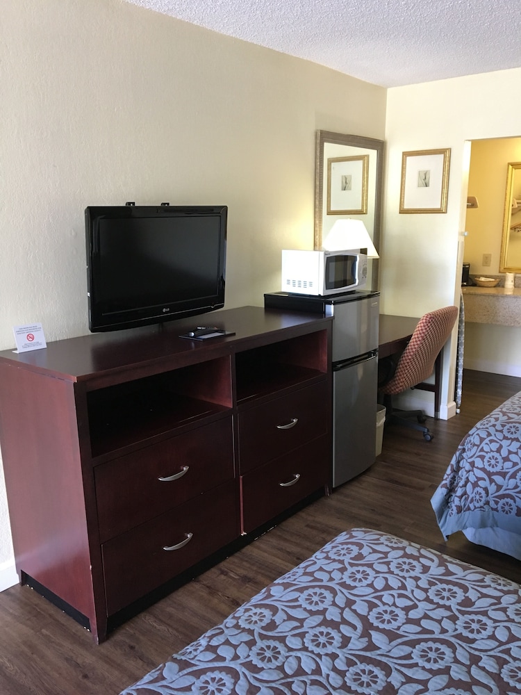 Days Inn By Wyndham Bradenton - Near The Gulf 35/43