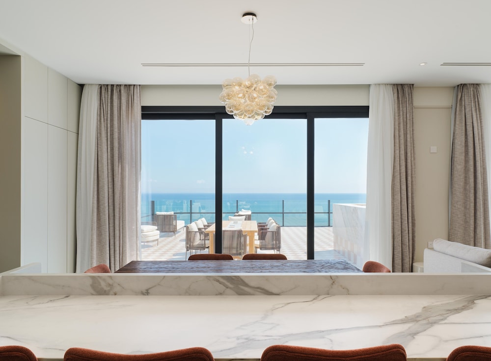 LIV Mackenzie Beach Suites 20/55