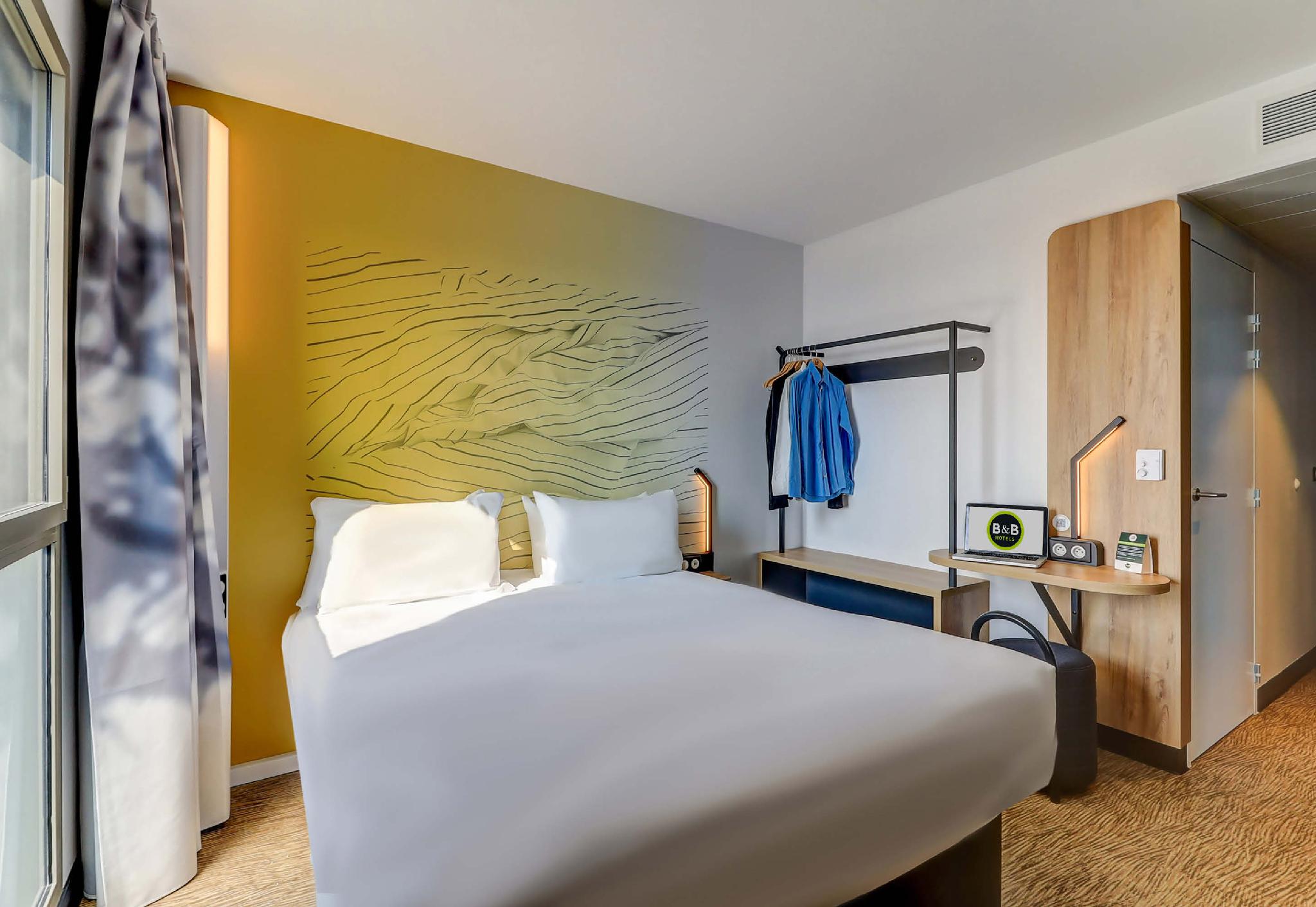 ROOM, DOUBLE BED