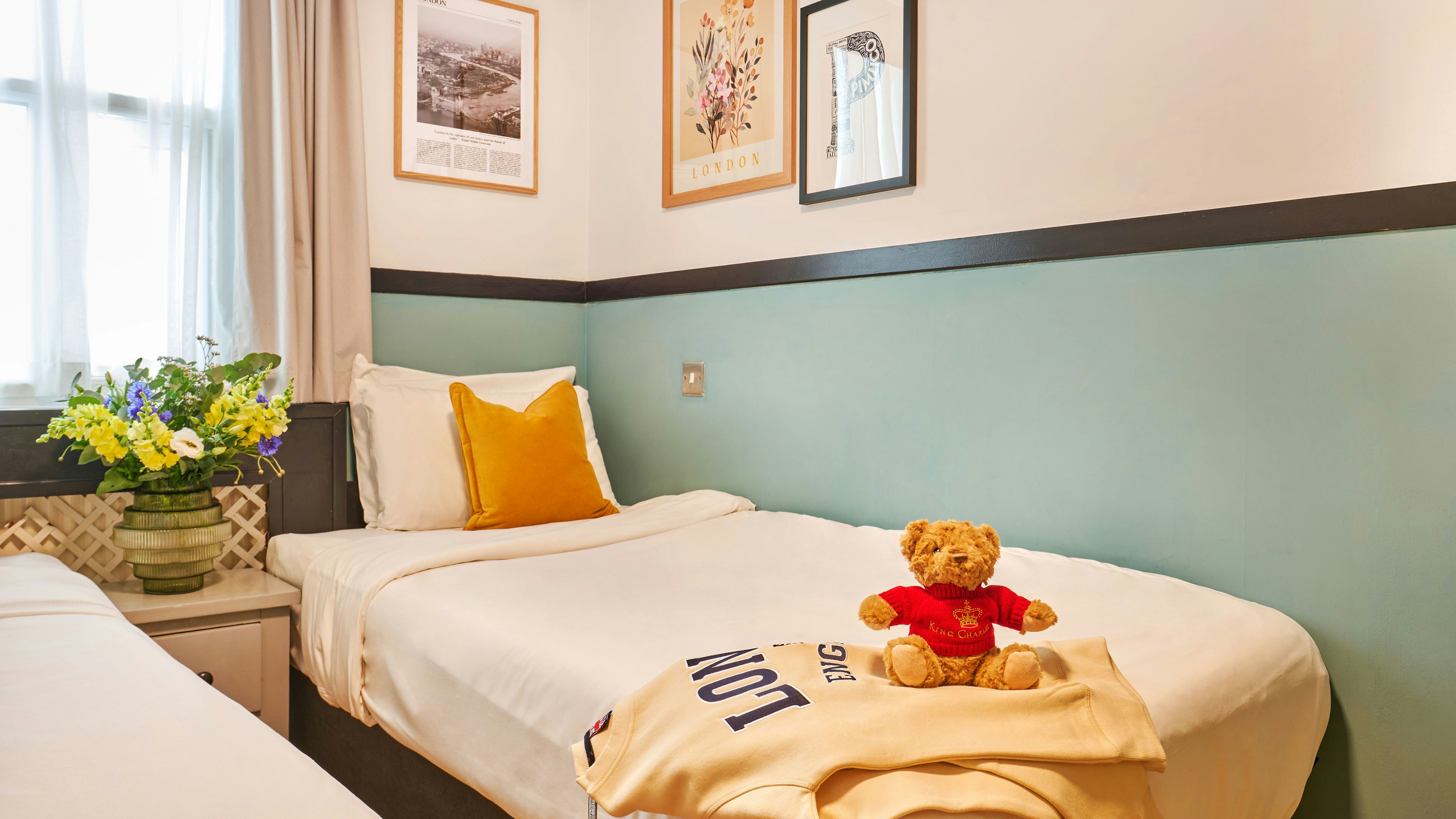 Huttons Hotel, Victoria London 23/63