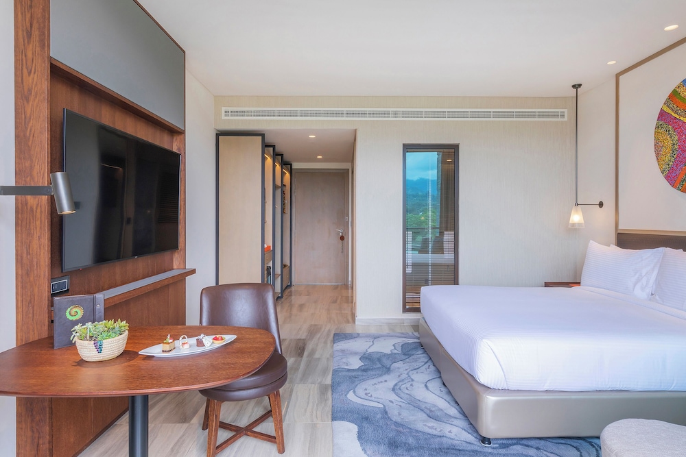 Connecting, Deluxe, King and Twin Beds, City View