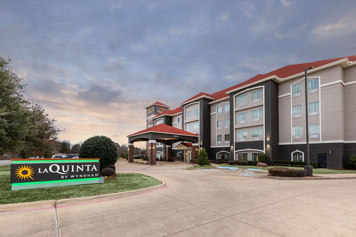 La Quinta Inn and Suites by Wyndham Mt. Pleasant 6/72