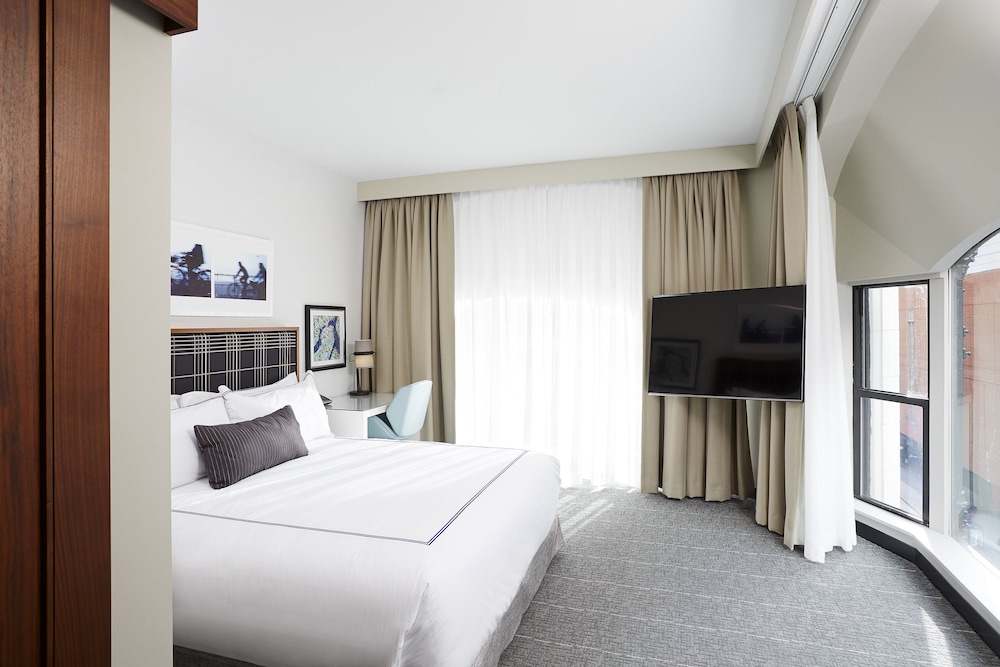 EXECUTIVE, KING BED, CORNER