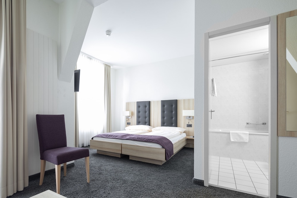 SUPERIOR, DOUBLE OR TWIN BED