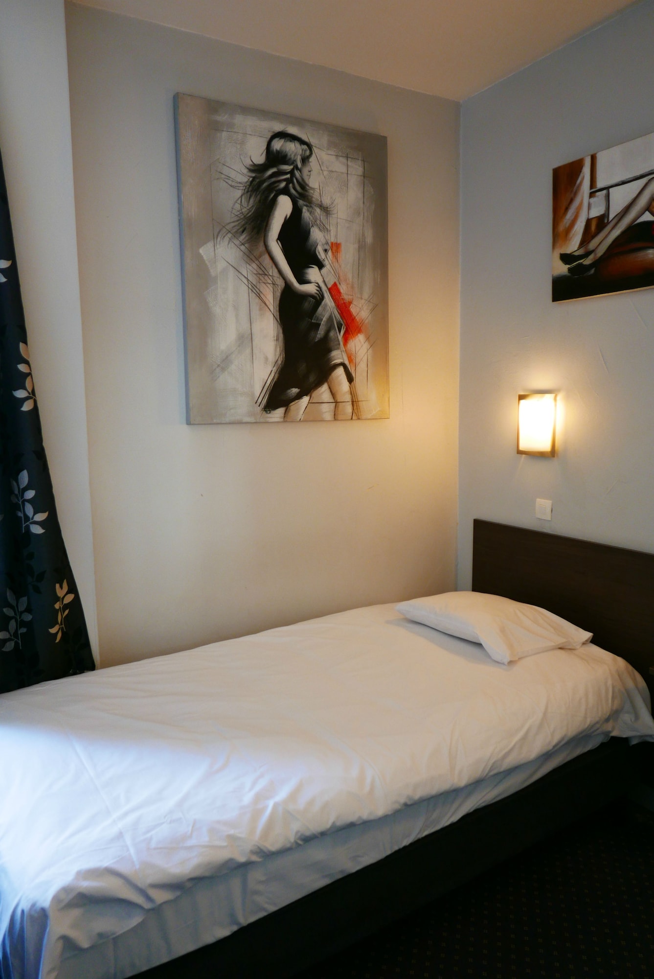 ROOM, SINGLE