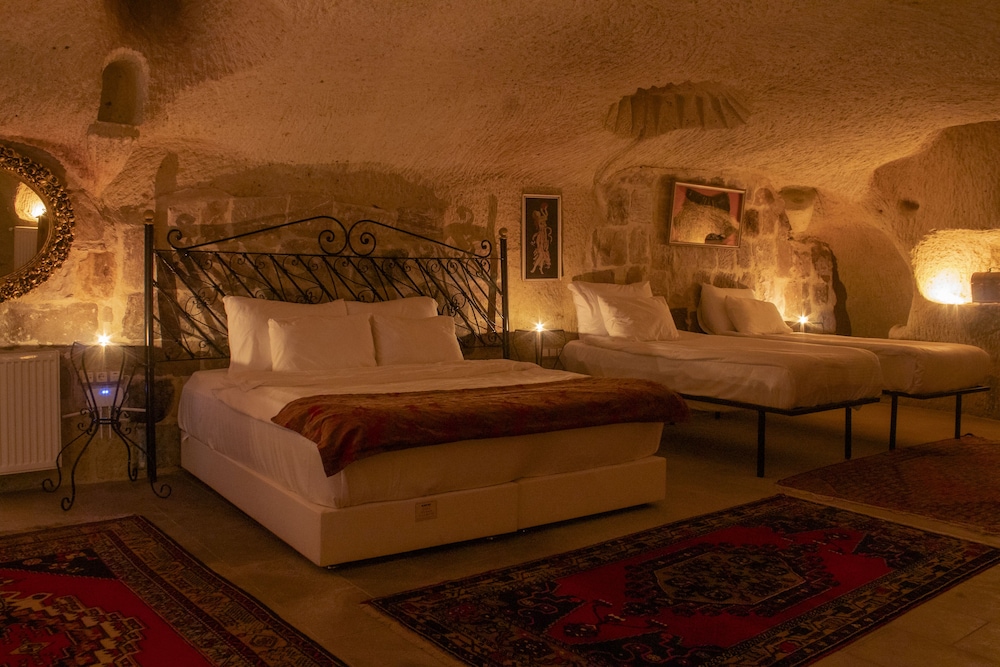 Cave Art Hotel 25/50