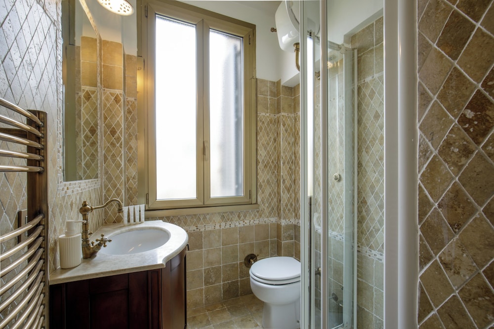 Aenea Superior Inn 49/50