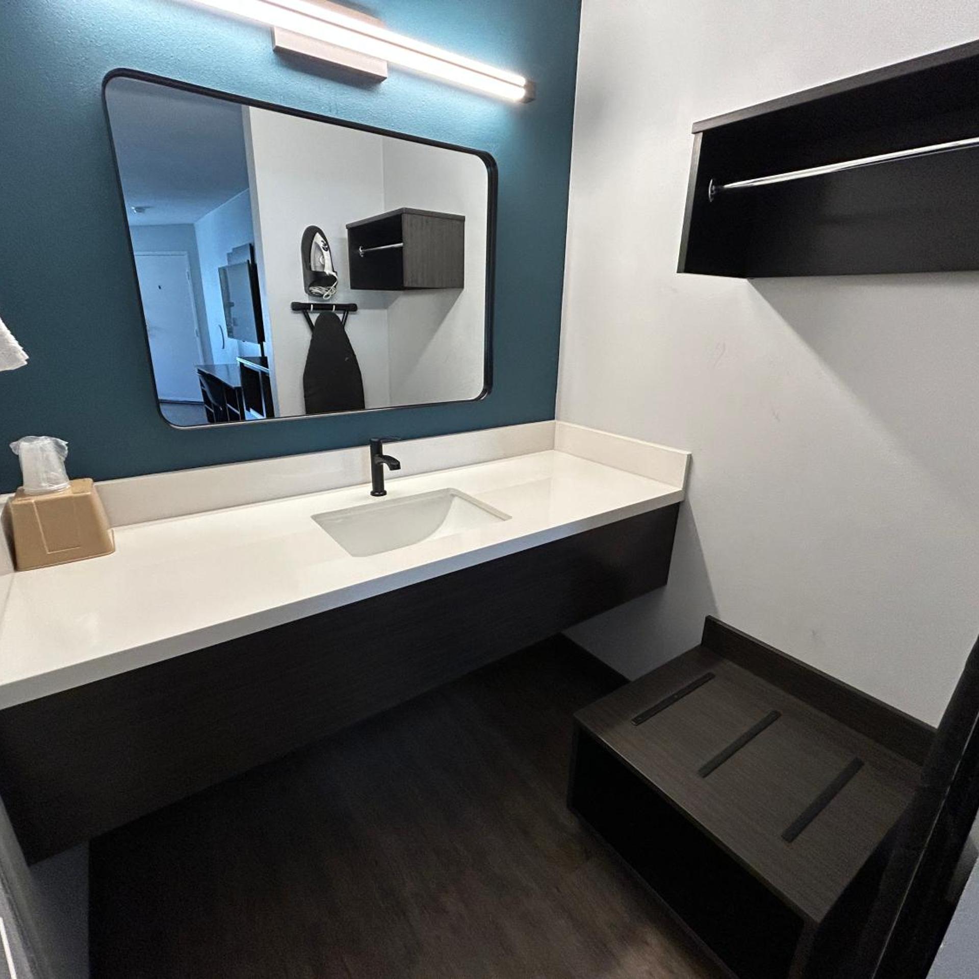 Studio6 Suites Gardena, CA 32/33