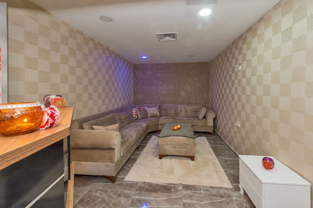 Grand Pamir Hotel 38/50