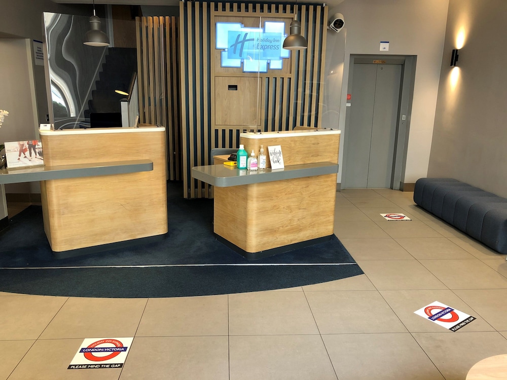 Holiday Inn Express London - Victoria by IHG 8/69