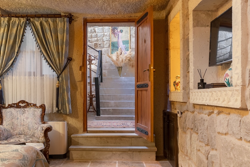 Acer Cave Hotel 30/67