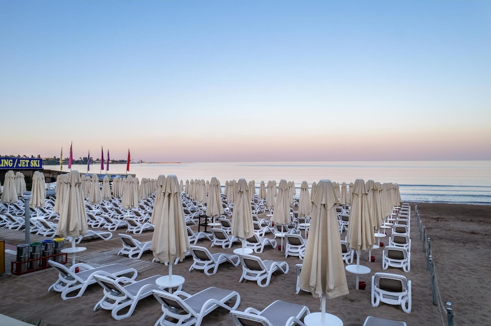 Trendy Side Beach - Adults Only 16 Plus 68/71