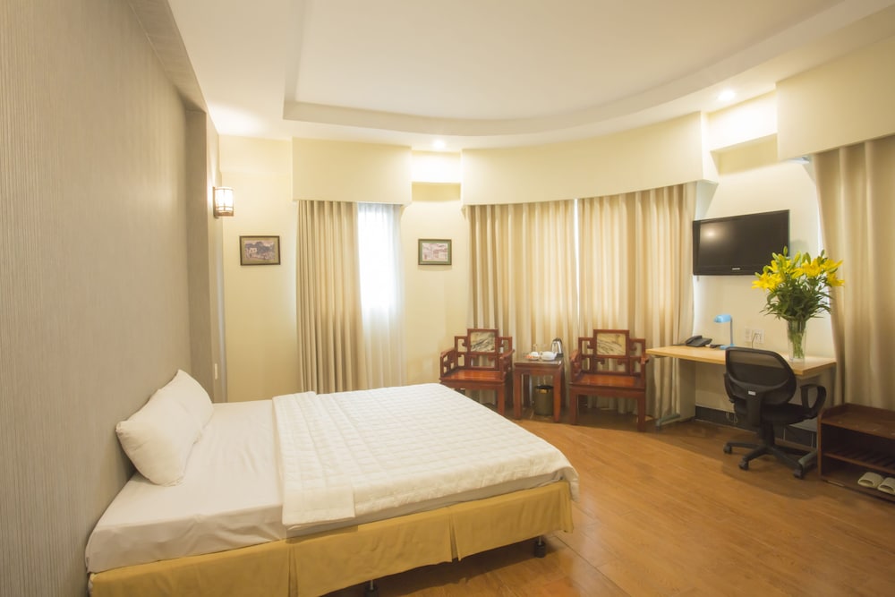 1 BEDROOM, DELUXE, DOUBLE OR TWIN BED, CITY VIEW