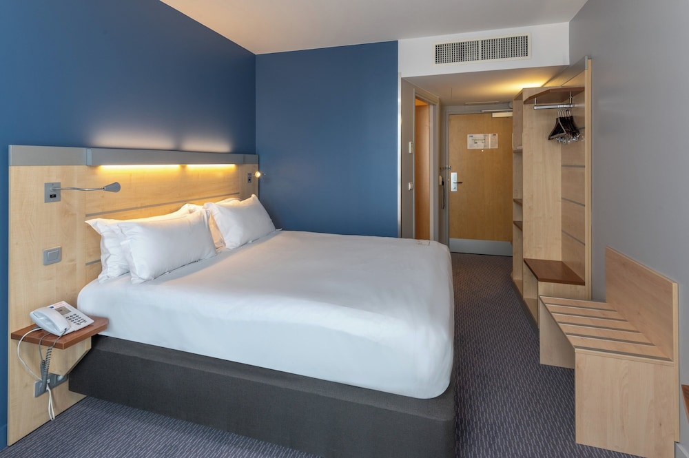 HOLIDAY INN EXPRESS SAINT NAZAIRE 29/76