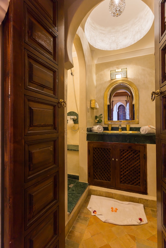 Riad Amina 9/75