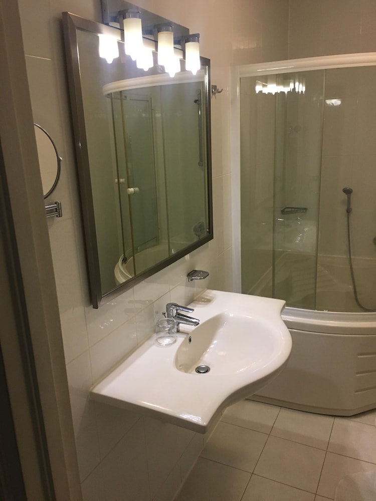 Elegance Hotel & Casino 46/50