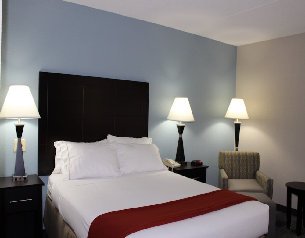 Holiday Inn Express Forsyth 25/42