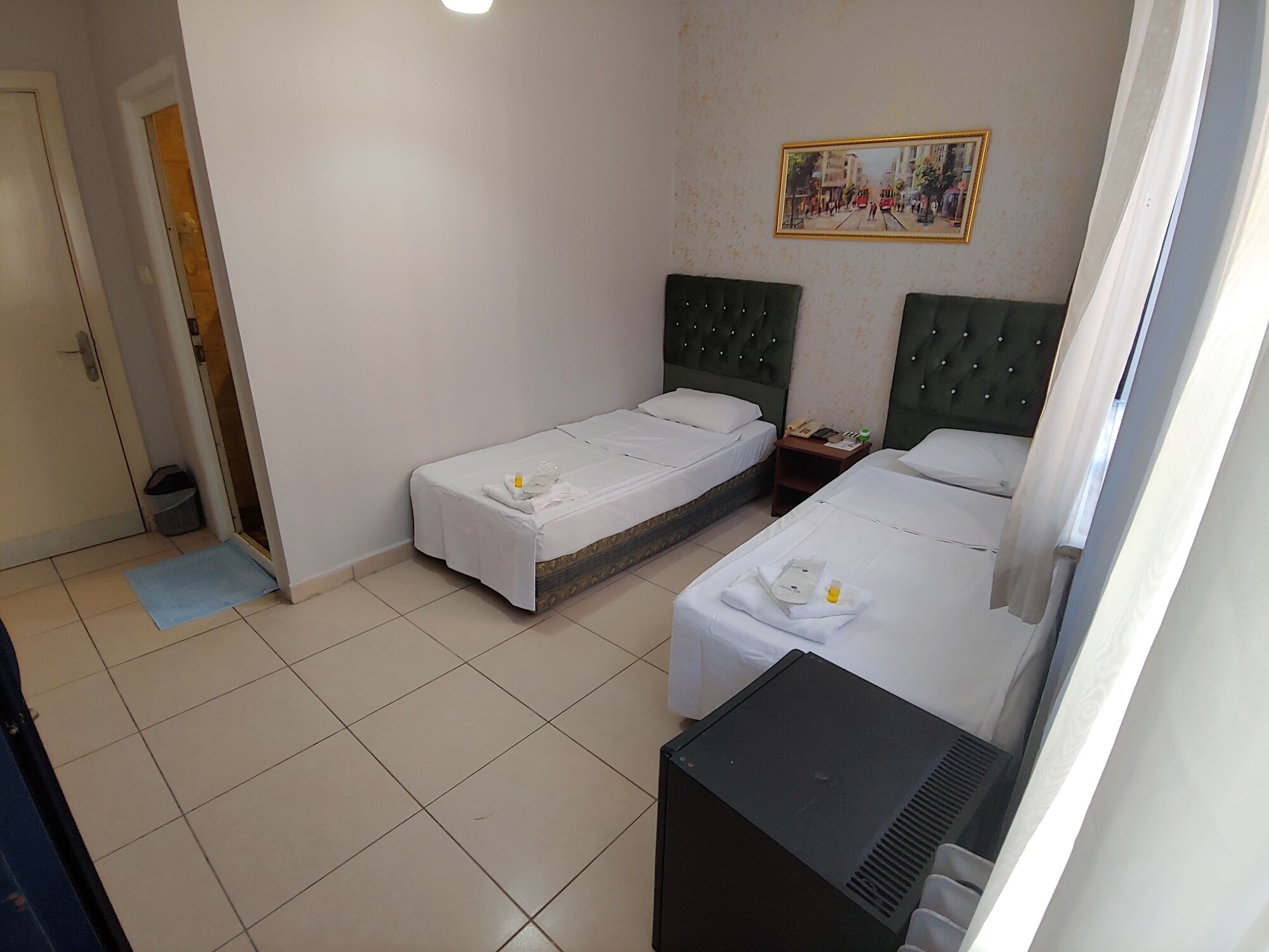 ROOM, TWIN BEDS
