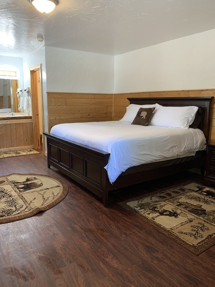 Chinook Winds Motel 19/76